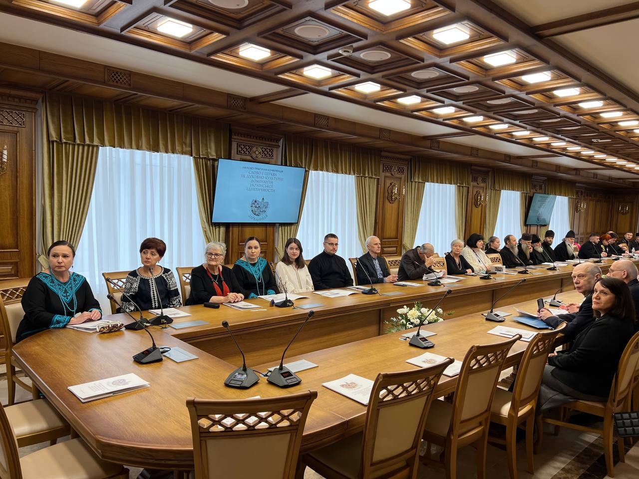 У залі засідань науково-просвітницького центру У залі засідань науково-просвітницького центру